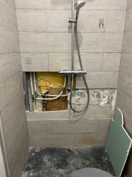 Entreprise de plomberie pour dépannage rapide d'une fuite d'eau sur une douche   